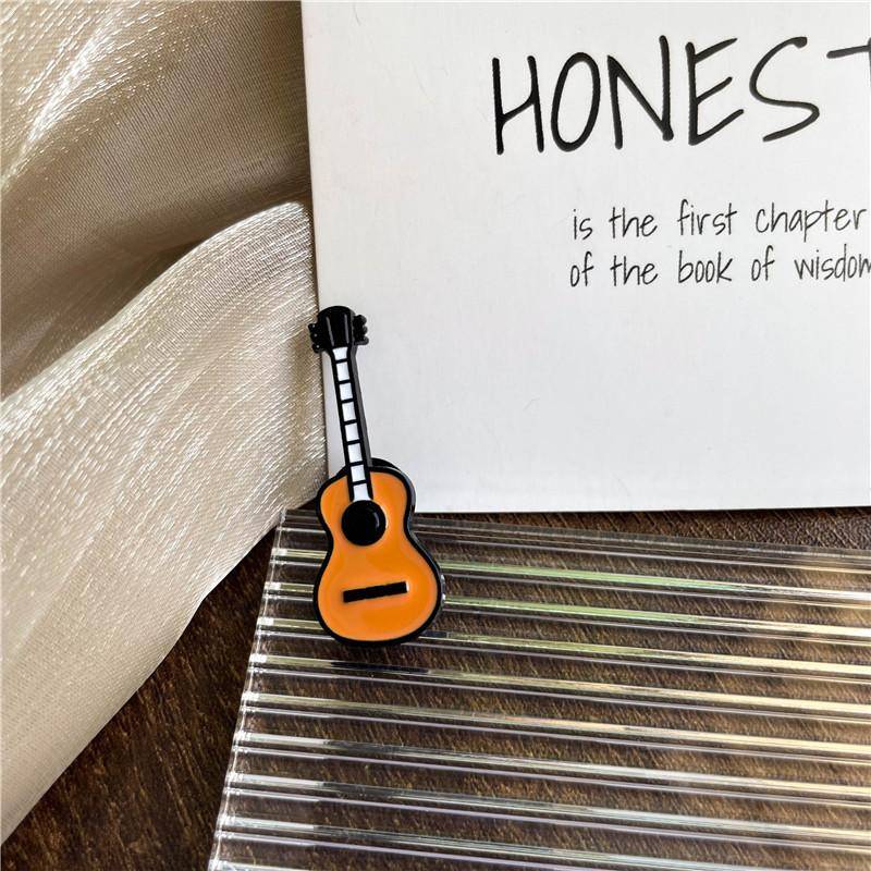 Kreative Musikinstrument Emaille Brosche Rock Orchester Violine Gitarre Bass Abzeichen Kleidung Anstecknadeln Kinder Geschenke Schmuck Style 5 von Joom DACH