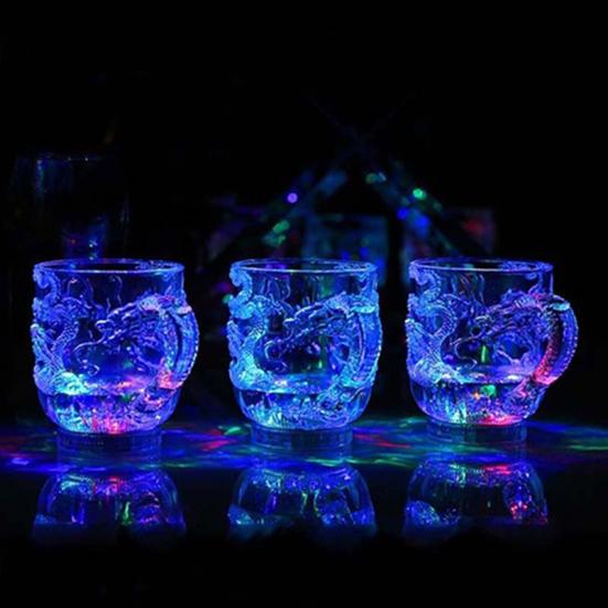 LED-blinkender Farbwechsel, wasseraktiviert, leuchtender Drachen-Bier-Whisky-Becher 3cups von Joom DACH