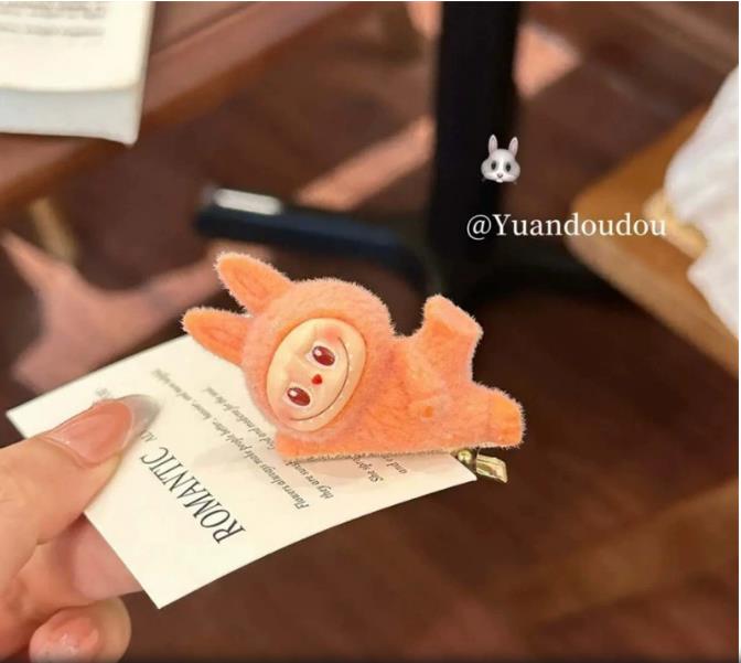 Labu Puppe Liegende Haltung Haarspange Süßes Mädchen Herzlicher Seitenscheitel Wellenförmige Haarnadel für Frauen mit Hochsteckfrisur am Hinterkopf, Vielseitiges Stirnband Haarnadel von Joom DACH