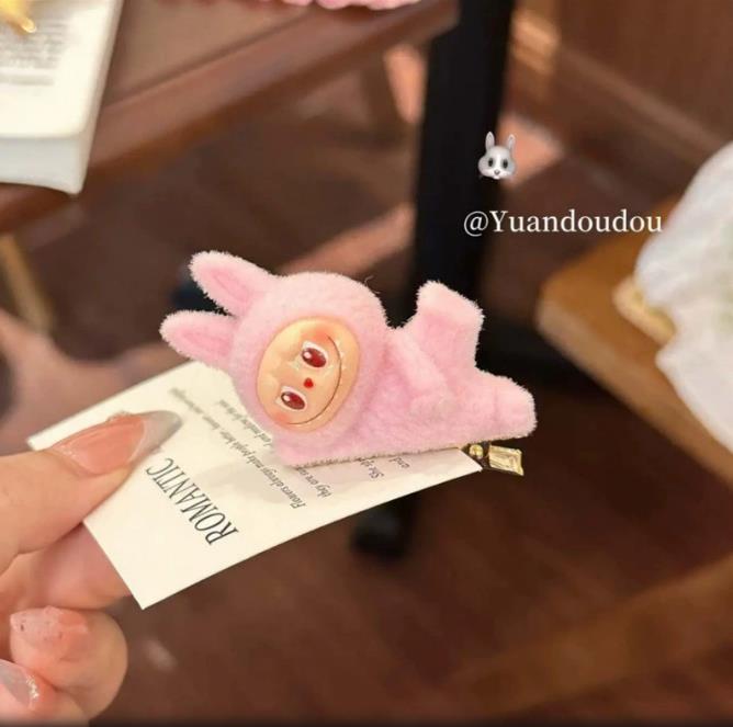 Labu Puppe Liegende Haltung Haarspange Süßes Mädchen Herzlicher Seitenscheitel Wellenförmige Haarnadel für Frauen mit Hochsteckfrisur am Hinterkopf, Vielseitiges Stirnband Haarnadel von Joom DACH