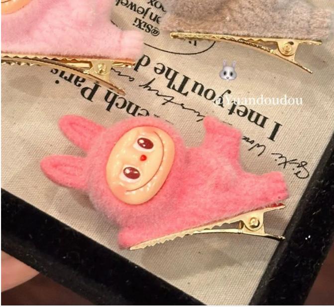 Labu Puppe Liegende Haltung Haarspange Süßes Mädchen Herzlicher Seitenscheitel Wellenförmige Haarnadel für Frauen mit Hochsteckfrisur am Hinterkopf, Vielseitiges Stirnband Haarnadel von Joom DACH