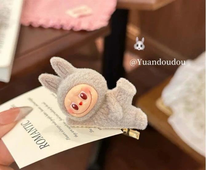 Labu Puppe Liegende Haltung Haarspange Süßes Mädchen Herzlicher Seitenscheitel Wellenförmige Haarnadel für Frauen mit Hochsteckfrisur am Hinterkopf, Vielseitiges Stirnband Haarnadel von Joom DACH