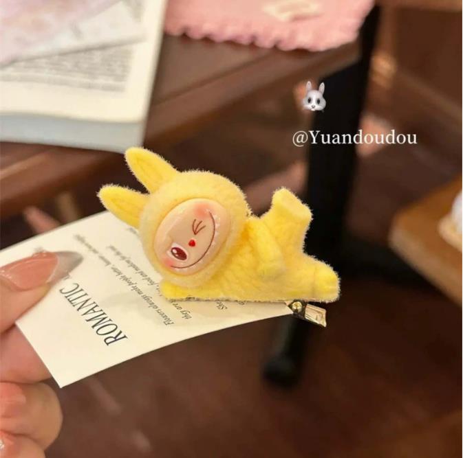 Labu Puppe Liegende Haltung Haarspange Süßes Mädchen Herzlicher Seitenscheitel Wellenförmige Haarnadel für Frauen mit Hochsteckfrisur am Hinterkopf, Vielseitiges Stirnband Haarnadel von Joom DACH