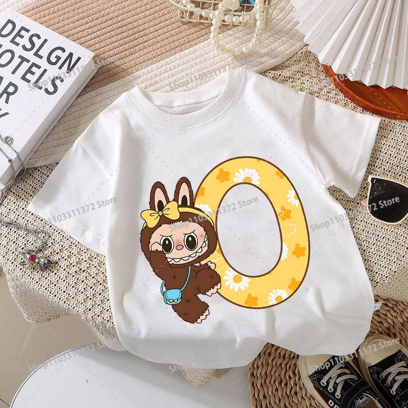 Labubu T-Shirt Buchstaben A-Z Aufdruck Kurzarm Jungen Mädchen Kleidung Mode Baumwolle Kinderbekleidung Kawaii Kleinkind Geburtstagsoberteile 130 von Joom DACH