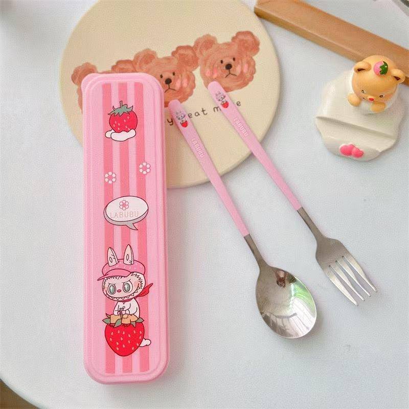 Labubu Tragbares Besteckset Zweiteilig Cartoon Edelstahl Gabel Löffel Aufbewahrungsbox Student Tragbares Essgeschirrset rosa von Joom DACH