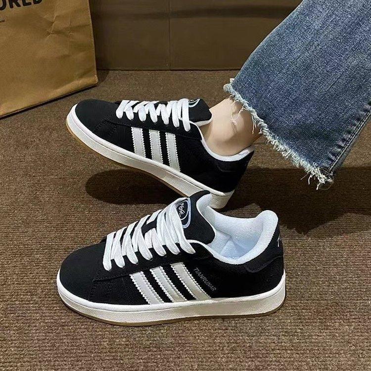 Lässige Brotschuhe Damen Frühjahr Neue Plateau-Sohle Sport-Board-Schuhe Flache Sohle Vielseitige Nischen-Weißschuhe 39 schwarz von Joom DACH