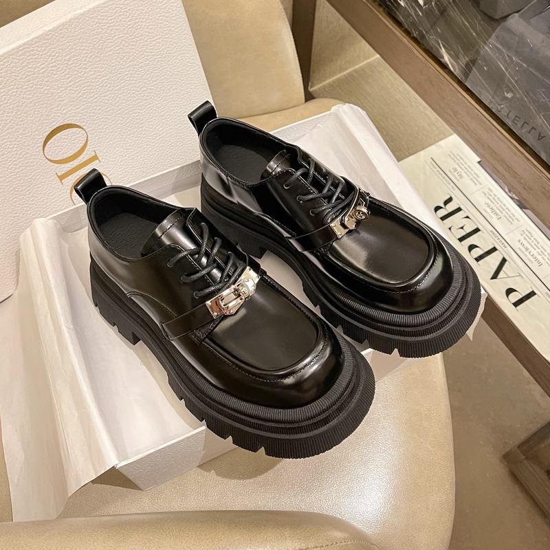 Leder-Loafer mit dicker Sohle für Damen im Winter, neuer britischer Stil, All-Match-Schnürschuhe mit erhöhtem Schloss, kleine Lederschuhe 39 von Joom DACH