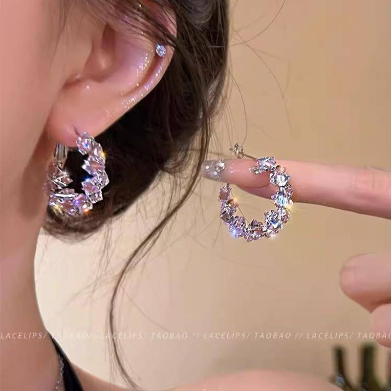 Leichte, luxuriöse, superglänzende Ohrringe der koreanischen Serie mit fortschrittlichem Gefühl für Frauen 1 pair silber von Joom DACH