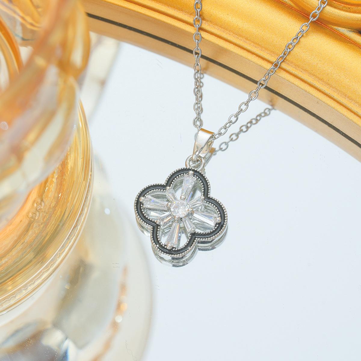 Leichte, luxuriöse Halskette mit vierblättrigem Blumenmotiv und Volldiamanten für Damen, beliebtes High-End-Schlüsselbeinketten-Geschenk von Joom DACH