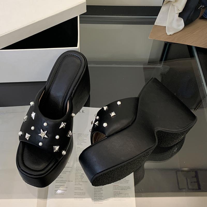 Liyke Hochwertige Bequeme Weiche Leder Keilabsätze Plateau Pantoletten Damenmode Metallnieten Designer Sandale Damen Partyschuhe 35 schwarz von Joom DACH