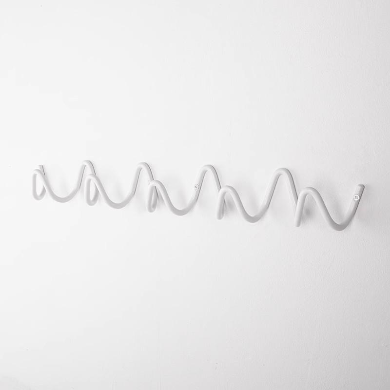 MOMO Minimalistische Haken Eingang Bauhaus Garderobe Wandbehang Wand hinter Tür Eingangsbereich Kleider Hut Haken Galvanisierte Metallhaken drill installation von Joom DACH