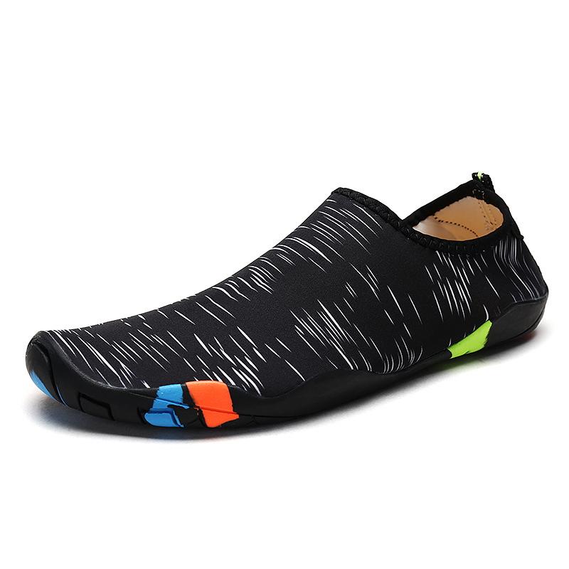 Männer elastische weiche Aqua-Schuhe Frauen leichte schnell trocknende Wat-Sneaker für Spaziergänge am Meer Surf-Schuhe Slip-on-Schwimmschuhe Größe 35-46 43 schwarz/weiß von Joom DACH