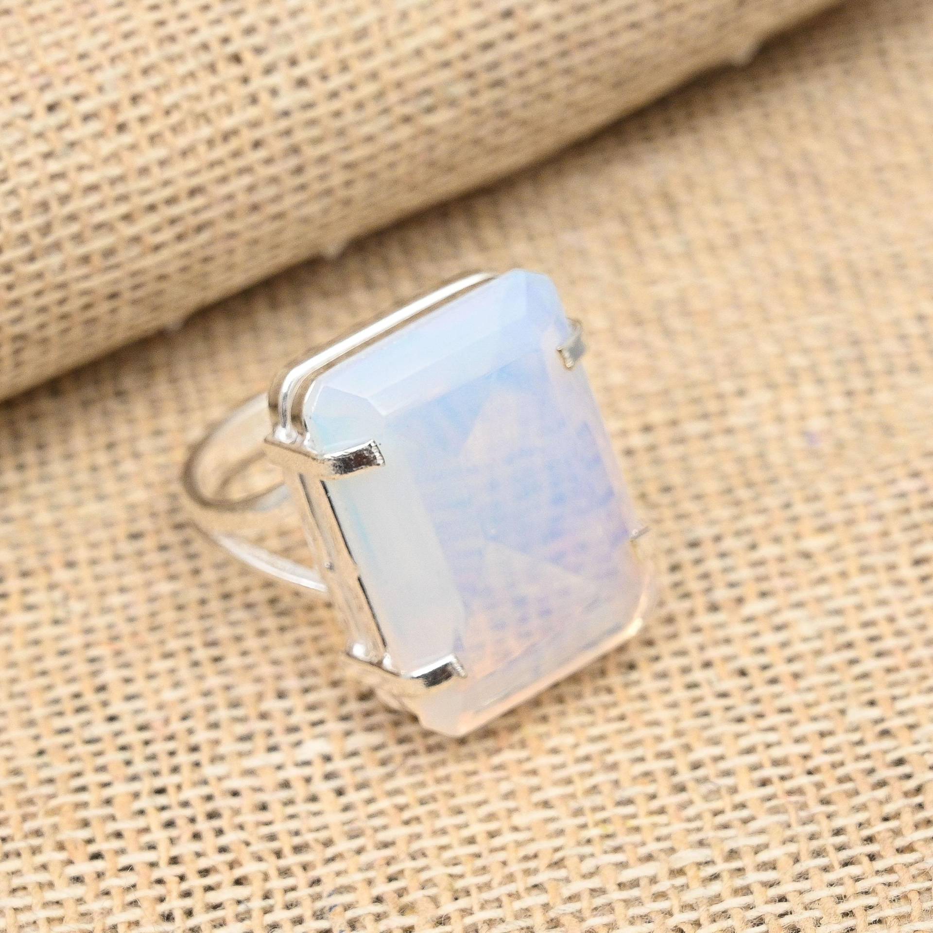 Milchiger Opal Edelstein Handgefertigter Ring 925 Sterling Silber Schmuck Hübscher Ring für Frauen 10 weiß von Joom DACH