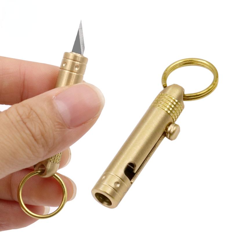 Mini Messing Messer Schlüsselanhänger Anhänger Outdoor Handgepäck Demontage Express Allzweckmesser Büro Schreibwaren Schneidzubehör 1PC Mini Messing Messer Schlüsselanhänger Anhänger Outdoor Handgepäck Demontage Express Allzweckmesser Büro Schreibwaren Schneidzubehör 1PC von Joom DACH