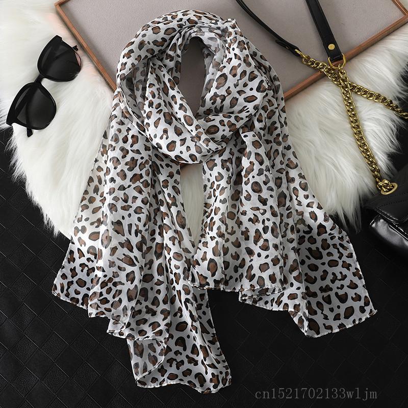 Mode Gedruckt Leopard Chiffon Hijab Schal Frauen Pareo Dame Bandanas Strand Handtücher Sommer Muslimischen Schleier Wrap Weibliche Foulard von Joom DACH