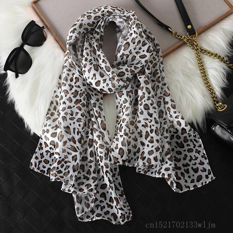 Mode Gedruckt Leopard Chiffon Hijab Schal Frauen Pareo Dame Bandanas Strand Handtücher Sommer Muslimischen Schleier Wrap Weibliche Foulard von Joom DACH