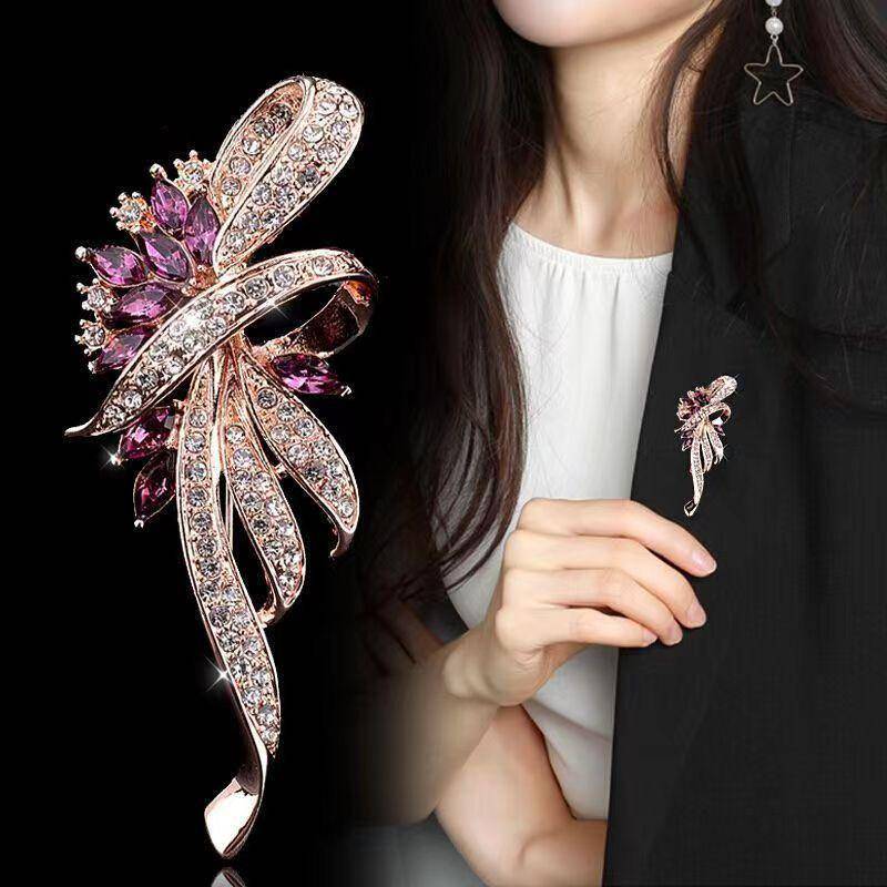 Mode Kristall Brosche Für Frauen Elegante Bauhinia Blau Lila Zirkon Strass Brosche Revers Pin Corsage Hochzeit Schmuck violett von Joom DACH