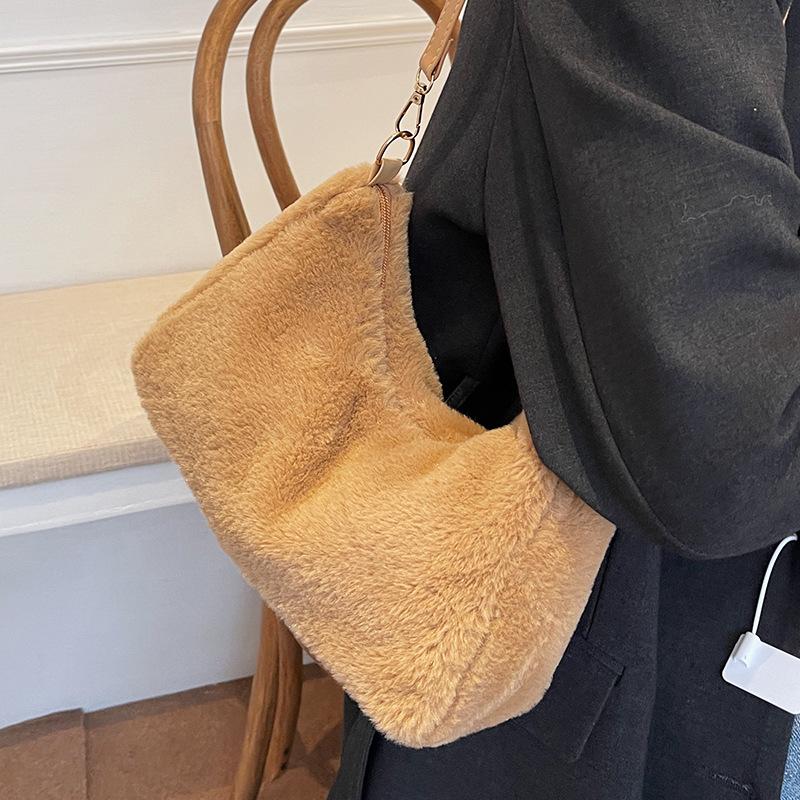 Modische Taschen für Frauen im Herbst und Winter Neue Umhängetaschen für Frauen Ins Tägliches Pendeln Mode Ein-Schulter-Felltasche von Joom DACH