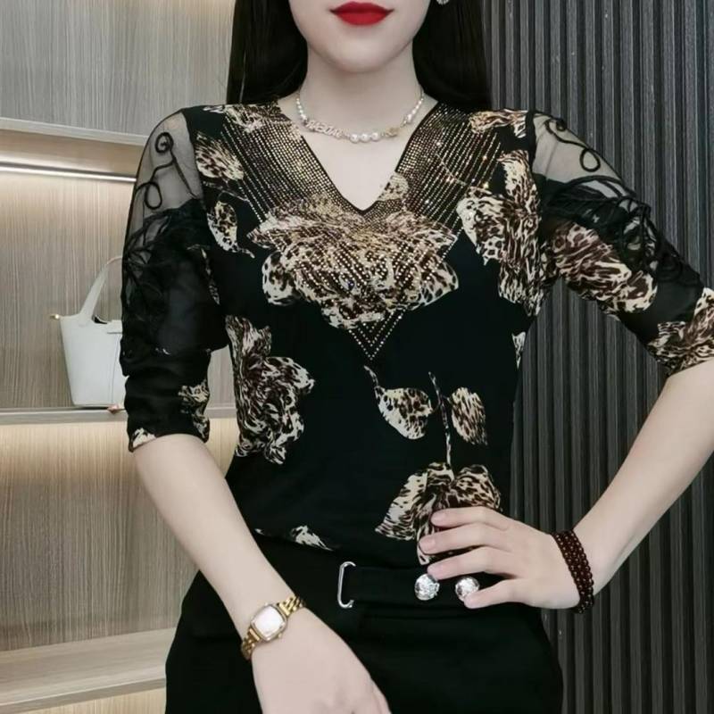 Modisches Mommy Wear V-Ausschnitt-Basisshirt für Frauen mittleren Alters und ältere Frauen in Übergröße, lockeres Spitzen-T-Shirt 5XL von Joom DACH