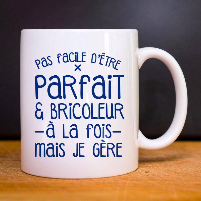 Mug PAS FACILE D'ÊTRE PARFAIT & BRICOLEUR À LA FOIS MAIS JE GÈRE TU weiß von Joom DACH