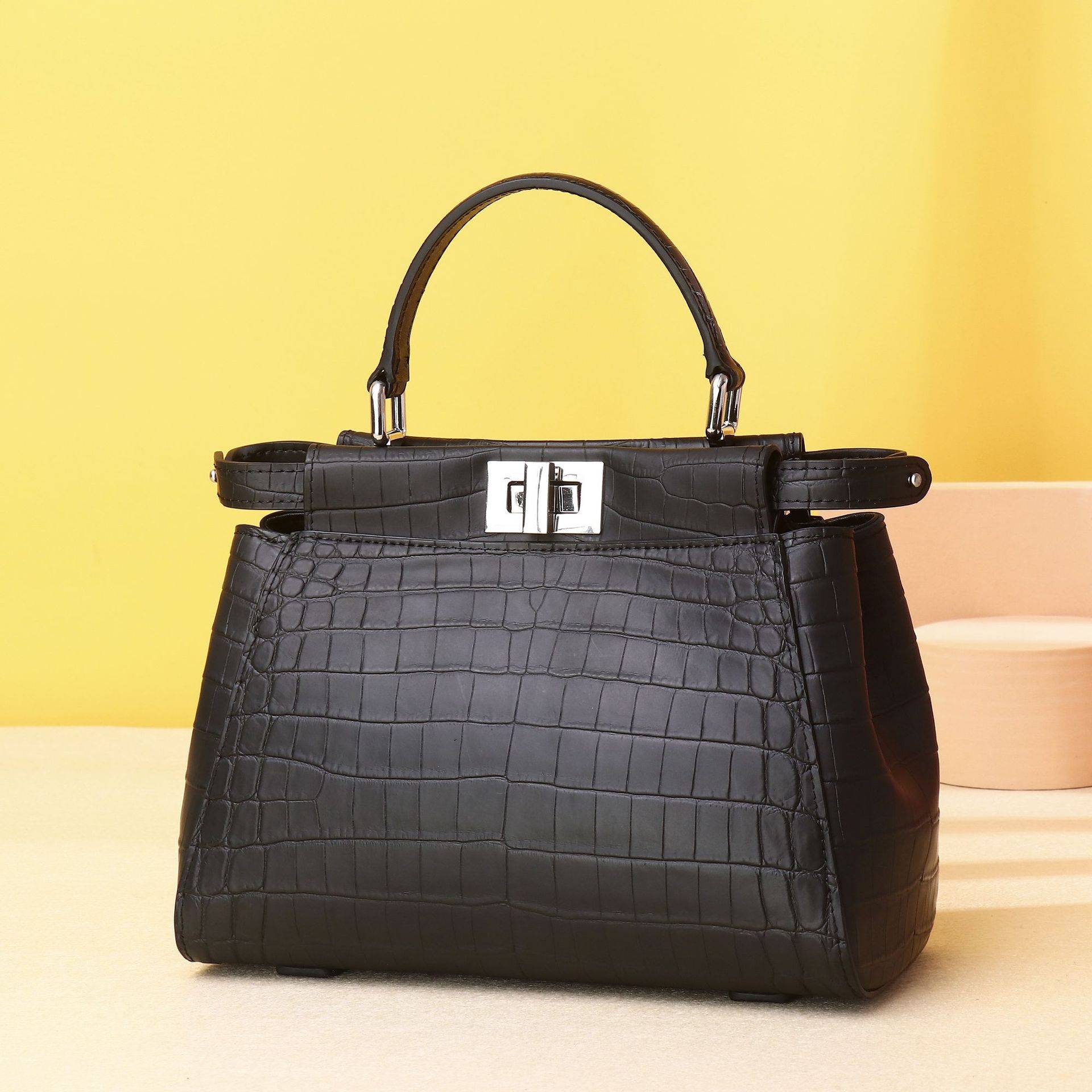 Nebelfarbene Kätzchentasche mit Krokodilbauchmuster, eine Damenhandtasche mit hochwertiger Textur, eine modische Damen-Umhängetasche zum Tragen über einer Schulter von Joom DACH