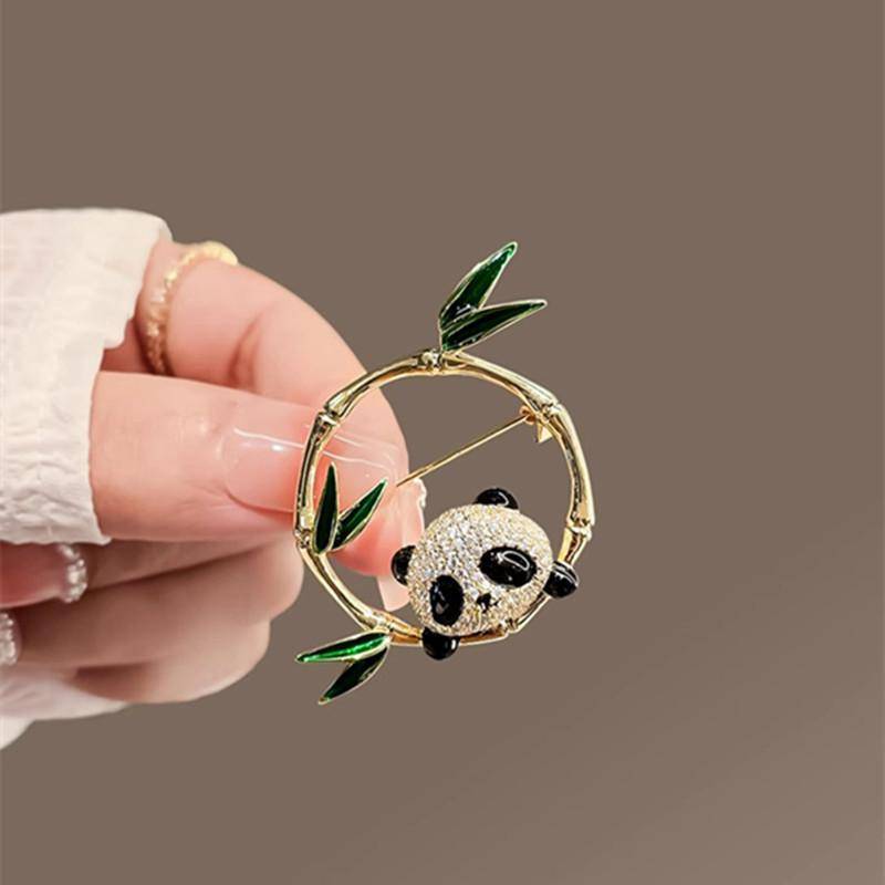 Nette Reizende Panda Bambus Tier Brosche Frauen Schmuck Mode Emaille Strass Bee Pins Hemd Revers Hut Dekoration Party Geschenk gold von Joom DACH