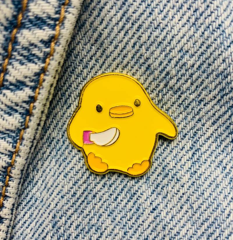 Neue Emaille Pin Ente Tier mit Messer lustig Metall Stecker Geschenk Geburtstag 1 Stück von Joom DACH