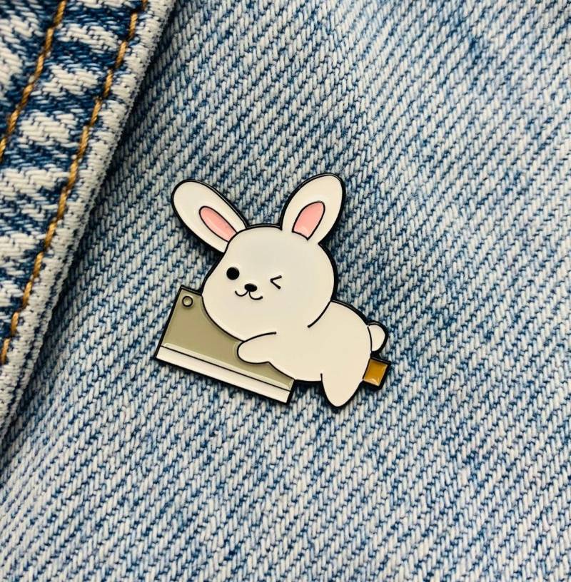 Neue Emaille Pin Kaninchen Hase Tier mit Messer lustig Metall Stecker Geschenk Geburtstag 1 Stück von Joom DACH