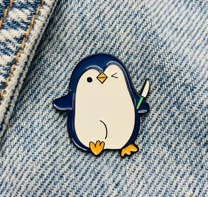 Neue Emaille Pin Pinguin Tier mit Messer lustig Metall Stecker Geschenk Geburtstag 1 Stück von Joom DACH
