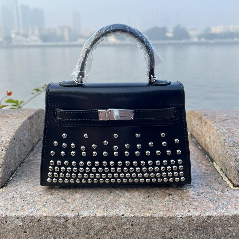 Neue H Leder Rindsleder Damen Tasche BOX glänzend Leder Lack Nieten Tasche Handheld einzelne Schulter Mini Tasche 19x7x15cm schwarz von Joom DACH