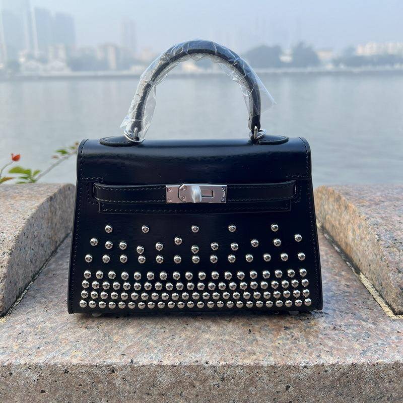 Neue H Leder Rindsleder Damen Tasche BOX glänzend Leder Lack Nieten Tasche Handheld einzelne Schulter Mini Tasche 19x7x15cm schwarz von Joom DACH