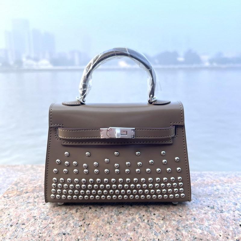 Neue H Leder Rindsleder Damen Tasche BOX glänzend Leder Lack Nieten Tasche Handheld einzelne Schulter Mini Tasche 19x7x15cm von Joom DACH