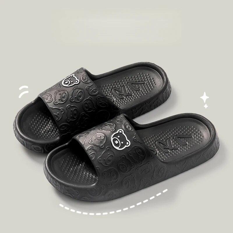 Neue Mode Sommer Paar Cartoon Relief Flache Rutschen Geschmeidig Dünne Sandalen Für Frauen Männer Hausschuhe Damen Hause Innen-Flip-Flops 40-41 schwarz von Joom DACH