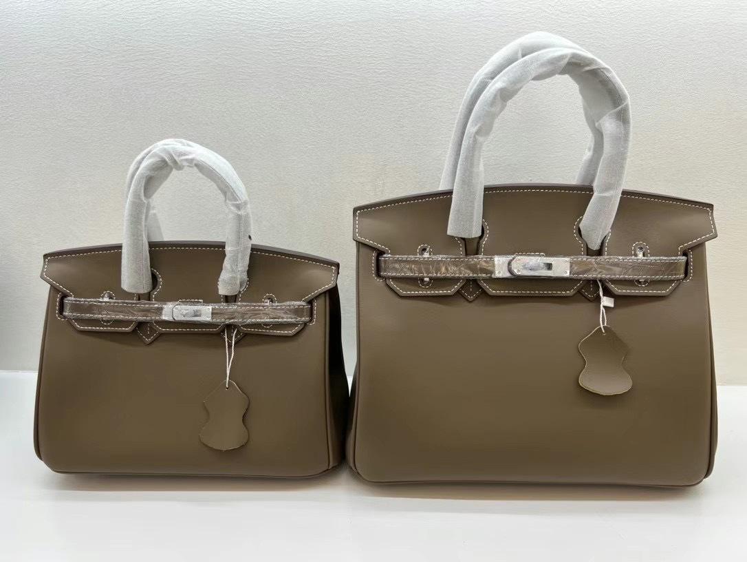 Neue Swift-Leder-Handtasche aus echtem Leder mit silberner Schnalle und Platin-Zehenabdeckung, Rindsleder, stimmungsvolle Handtasche, modisches Styling, Umhängetasche für Damen 30x17x22cm tiefseeblau von Joom DACH