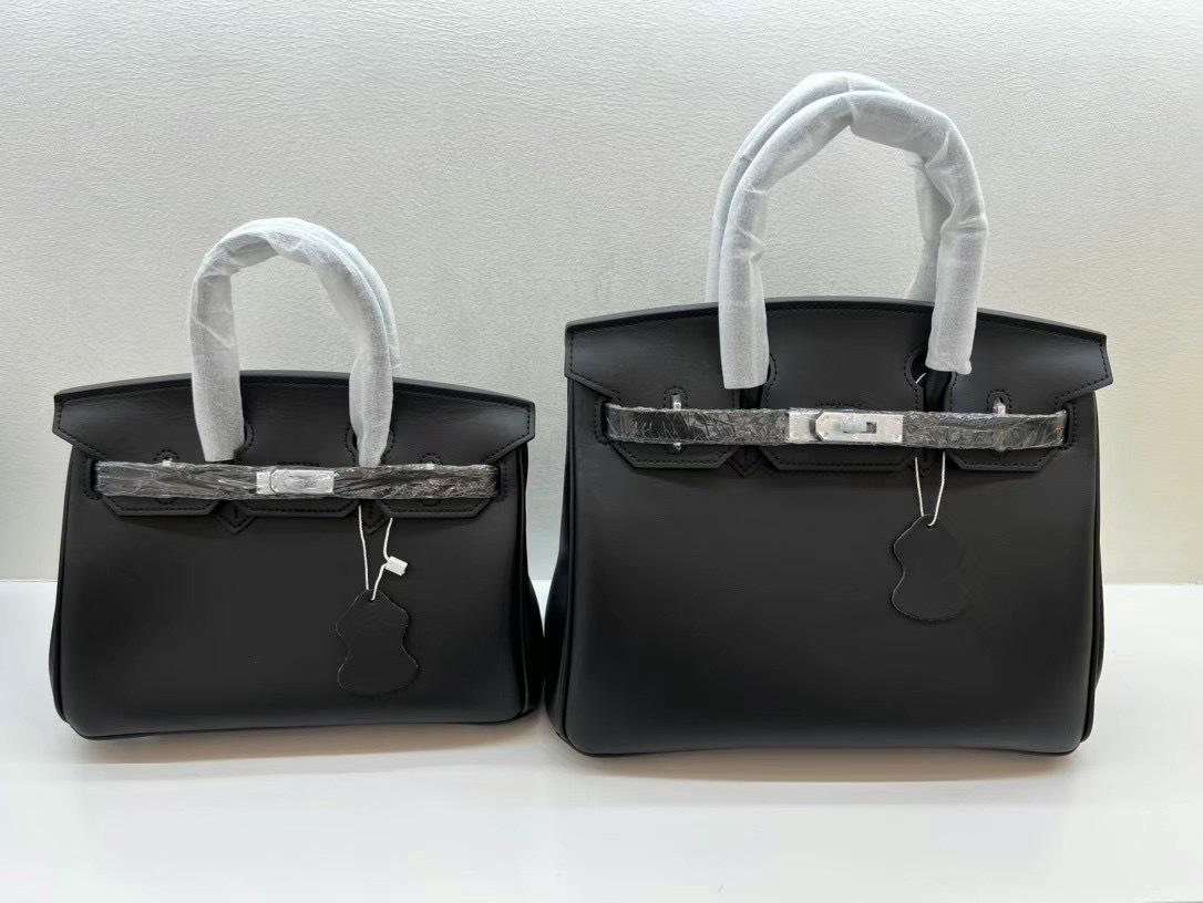 Neue Swift-Leder-Handtasche aus echtem Leder mit silberner Schnalle und Platin-Zehenabdeckung, Rindsleder, stimmungsvolle Handtasche, modisches Styling, Umhängetasche für Damen 30x17x22cm schwarz von Joom DACH