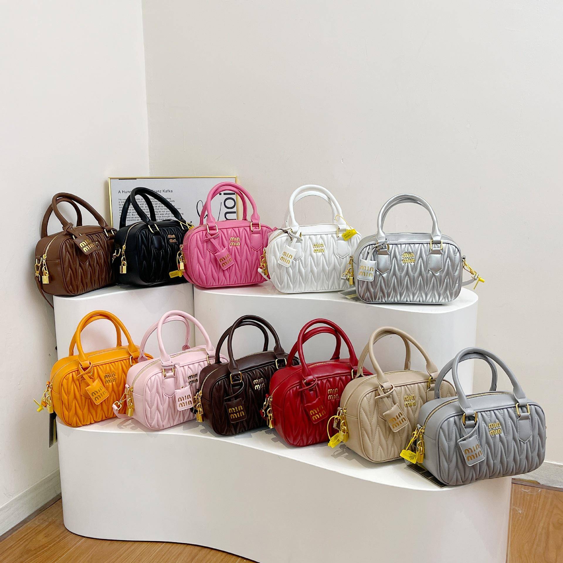 Neue plissierte Kissenhandtasche Damen vielseitige Handtasche High-End Bowlingtasche Schulter Umhängetasche braun von Joom DACH