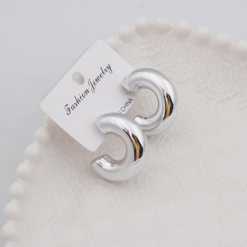 Neue trendige solide C-förmige Ohrstecker, exquisite geometrische kleine Ohrringe für Damen, Persönlichkeit, europäisches Rock-Ohrdekor, Aretes silber von Joom DACH