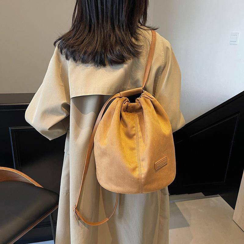 Neuer Rucksack Damen Casual Splicing Design Wildleder Eimertasche Vielseitig Einfach Schulter Plüschtasche 25*17*26 braun von Joom DACH