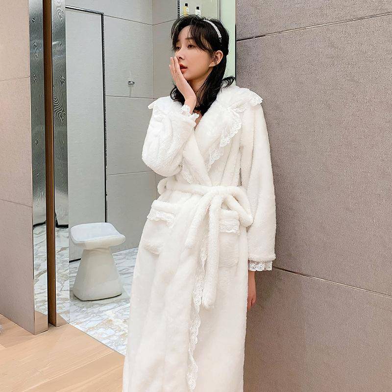 Neuer Winter Korallenfleece Bademantel Damen Nachthemd Süße Weiße Spitze Besatz Verdickter Flanell Langer Bademantel Schlafkleidung Lässig Hauskleid M weiß von Joom DACH