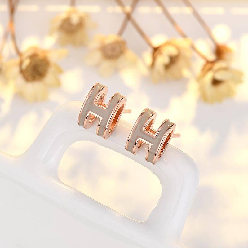 Neues Produkt Trendige Damen Nische Design Sinn Einfache, Kleine und Exquisite H Farbe Ohrringe High-End Reinnadel H Ohrringe von Joom DACH