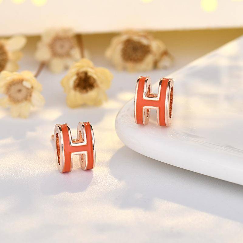 Neues Produkt Trendige Damen Nische Design Sinn Einfache, Kleine und Exquisite H Farbe Ohrringe High-End Reinnadel H Ohrringe von Joom DACH