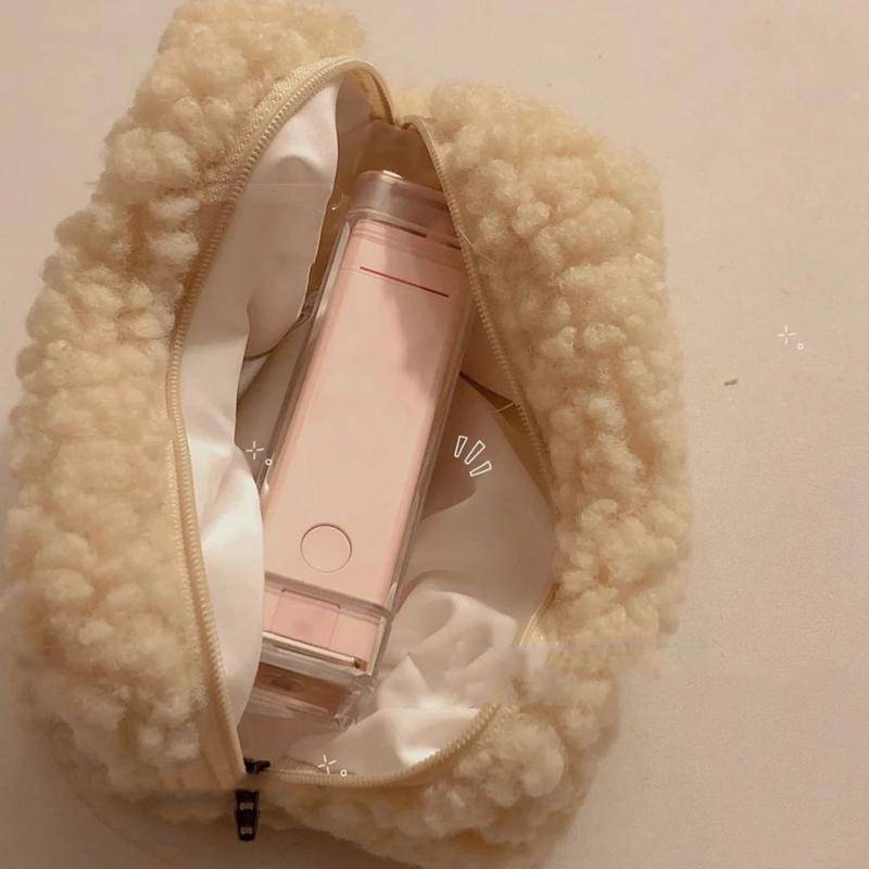 Niedliche, einfarbige Make-up-Tasche aus Fell für Frauen, weiche Reise-Kosmetiktasche, Organizer-Etui, Make-up-Etui für junge Damen von Joom DACH