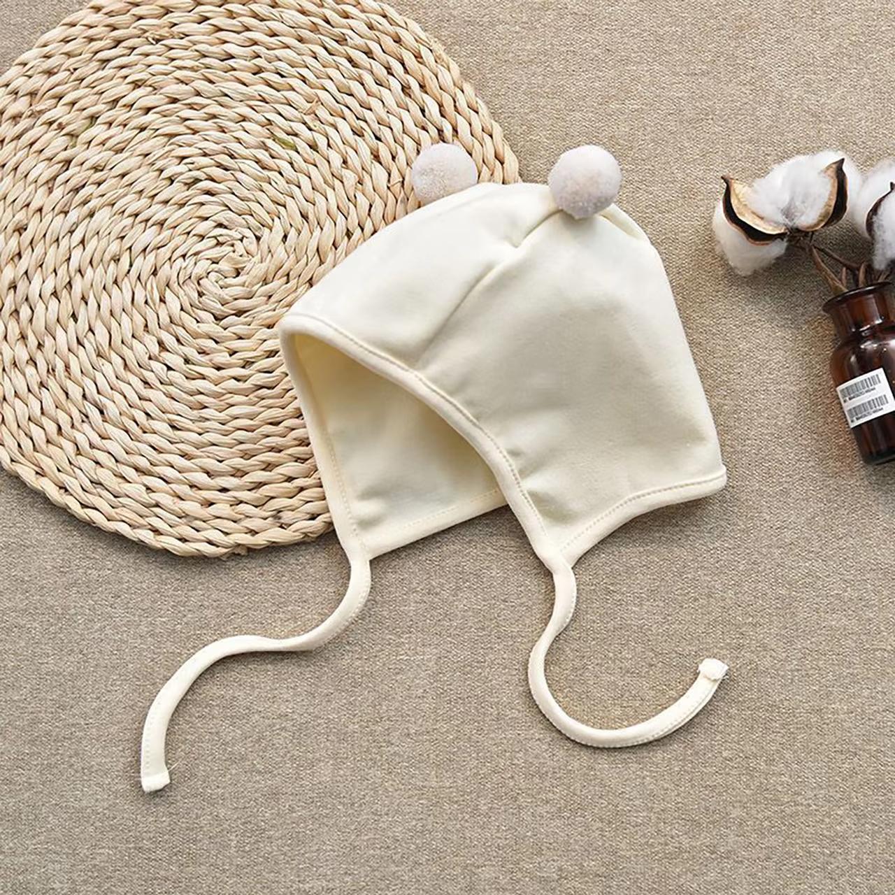 Niedliche kleine Pompom-Babymütze Einfarbig Neugeborener Junge Mädchen Ohrenschutzmütze Frühling Herbst Kleinkind Schnürung Warme Mütze weiß von Joom DACH