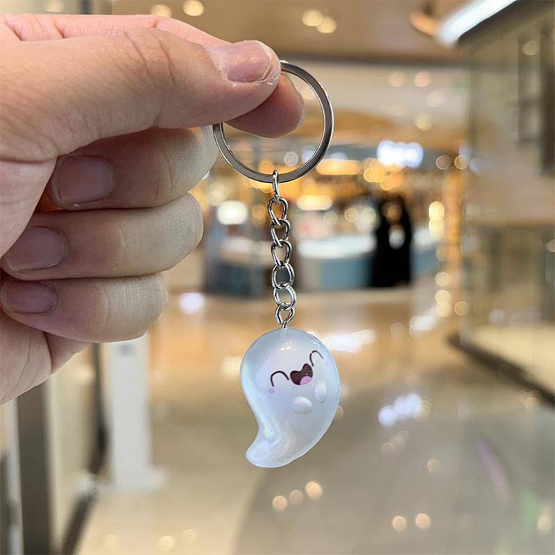 Niedlicher nachtleuchtender kleiner Geist aus Kunstharz für Frauen, Schlüsselanhänger, Tasche, Anhänger, Auto, Airpods-Box, Schlüsselzubehör, Halloween von Joom DACH