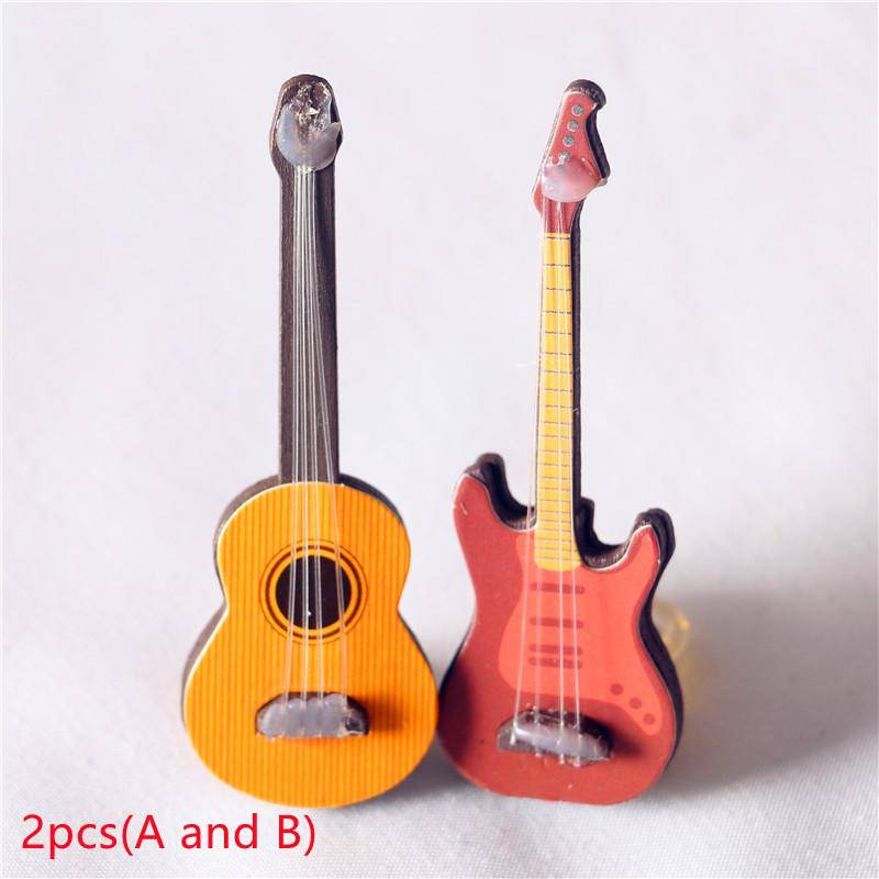 Niedliches 2-teiliges Gitarrenzubehör, Puppenhaus-Miniatur-Instrumententeil für Heimdekoration, Kinder-Holzmöbel, Handwerk, Ornament im Maßstab 1:12 2pcs(A and B) von Joom DACH
