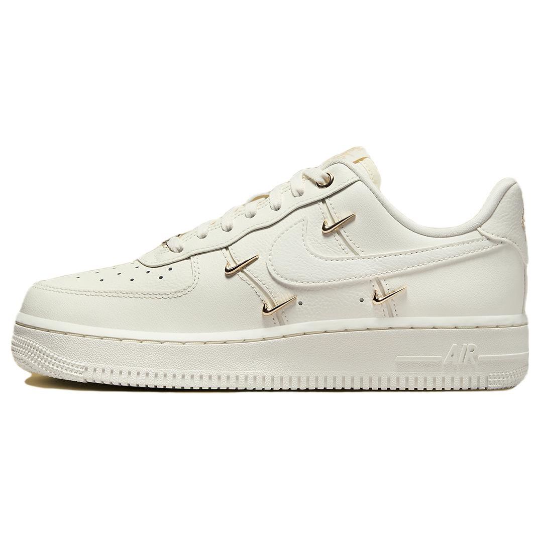 Nike Air Force 1 07 LX Mini Swoosh - Metallic Gold Damen-Sneaker Weiß Sail FV3654-111 36 von Joom DACH