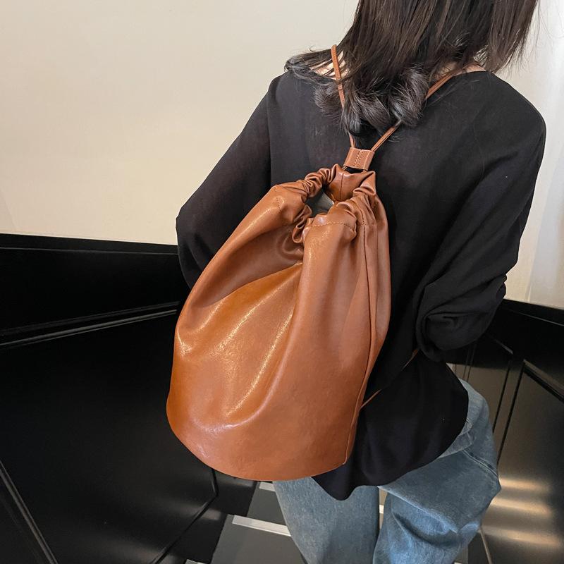 Nischen-Rucksacktasche mit weichen Seiten für Damen Herbst und Winter 2025 neue Mode Retro Bucket Bag lässiger Rucksack mit großer Kapazität 25*25*33 braun von Joom DACH