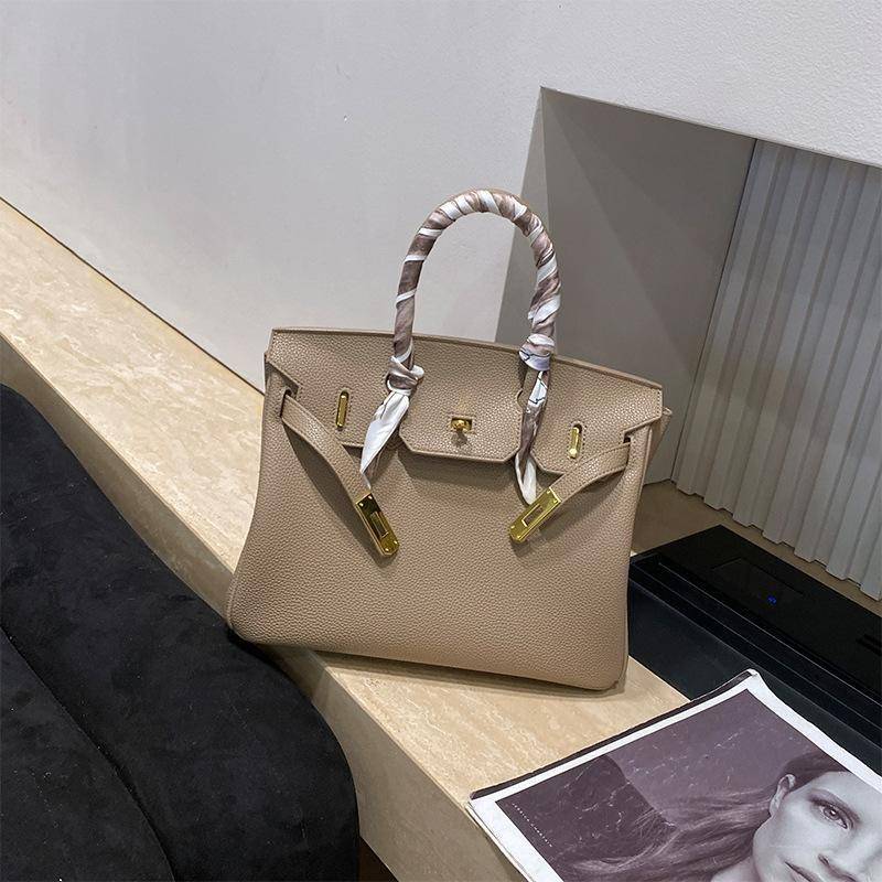 Platinfarbene Tasche mit goldener Schnalle Handtasche aus echtem Leder mit großem Fassungsvermögen für Damen Modische Umhängetasche im neuen Stil 30*24*16cm von Joom DACH