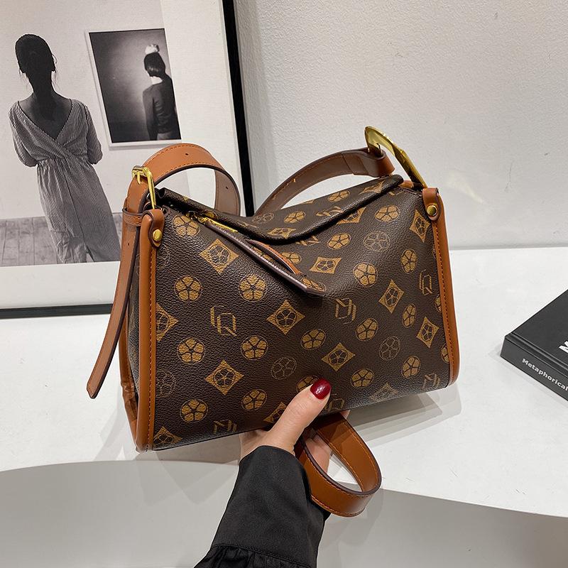 Premium Tasche Damen neue leichte Luxus Pendler Tasche Retro bedruckte Schultertasche Schräg getragen kleine quadratische Tasche Kissen Tasche 23cm*26cm*17cm braun von Joom DACH