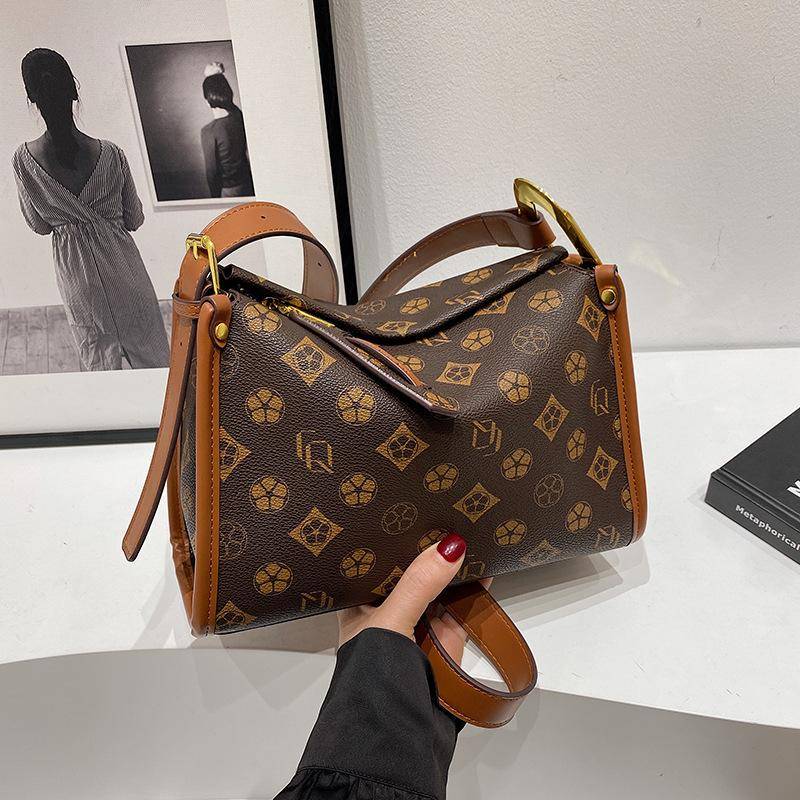 Premium Tasche Damen neue leichte Luxus Pendler Tasche Retro bedruckte Schultertasche Schräg getragen kleine quadratische Tasche Kissen Tasche 23cm*26cm*17cm braun von Joom DACH